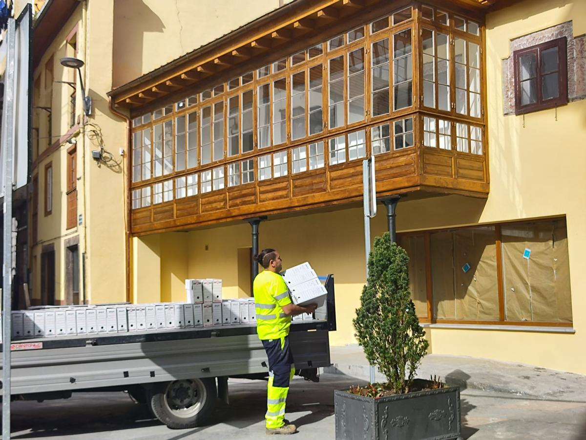 El traslado del Archivo Municipal de Grado, en imágenes.