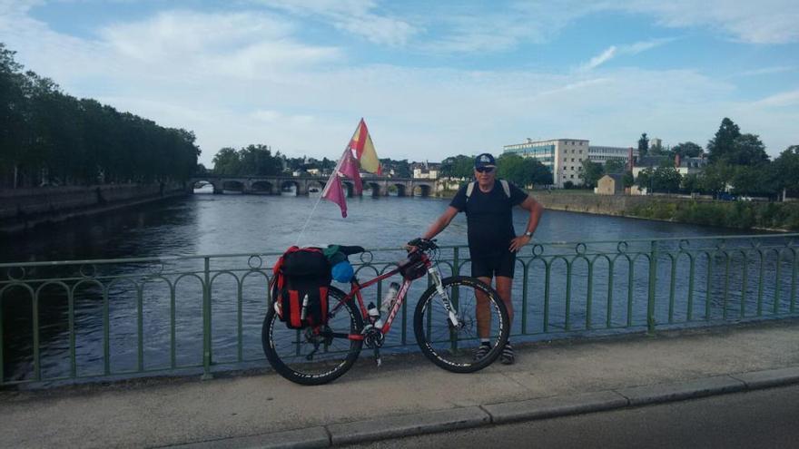 Juan Miguel Alcobas  con su bicilceta en Holanda.