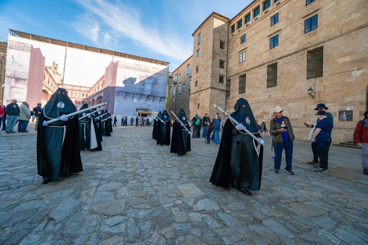 Santiago vive la Pascua con la procesión del Cristo Resucitado y el encuentro en la Quintana Santiago vive la Pascua con la procesión del Cristo Resucitado y el encuentro en la Quintana