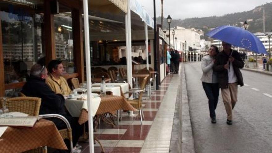 Turistes gaudint dels seus dies de vacances a la Costa Brava.