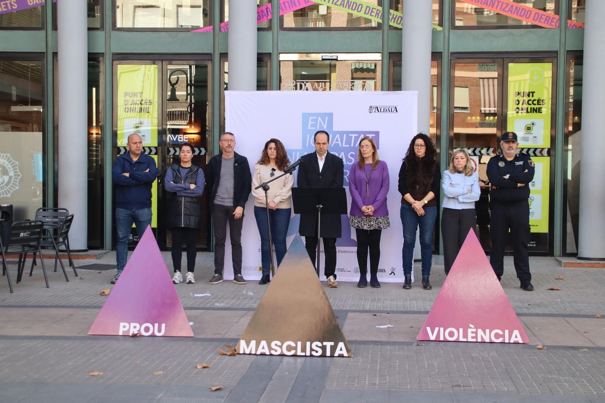 Aldaia. Miembros de la corporación local durante el minuto de silencio.