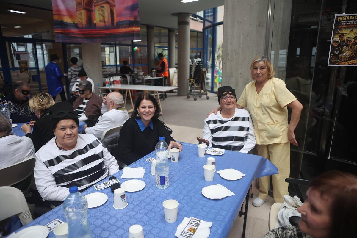Carnaval en la residencia Torrente Ballester de A Coruña: la fiesta del robo en el Louvre