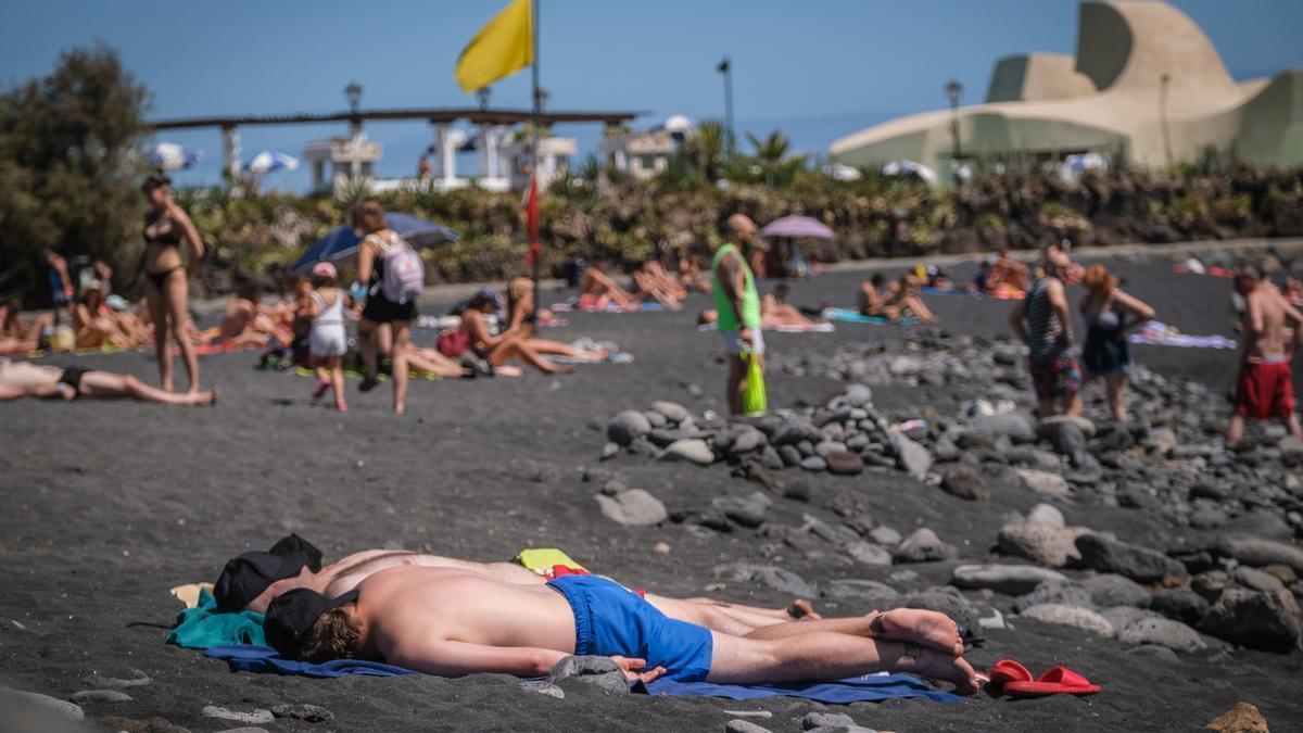 Los turistas disfrutan de una jornada en la playa.