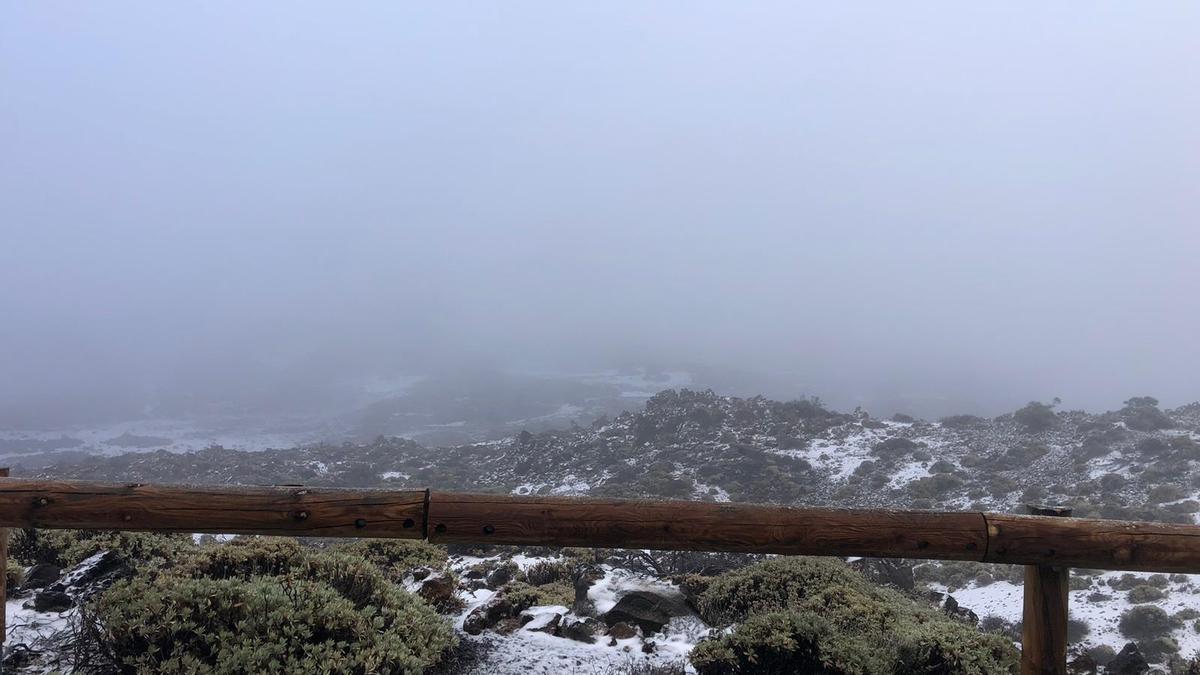 Una imagen de postal en la Esperanza: nevada en plena carretera hacia El Teide