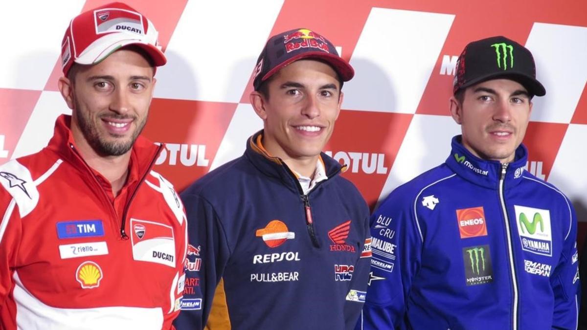 Marc Márquez (Honda), hoy, en Motegi (Japón), entre Andrea Dovizioso, a la izquierda, y Maverick Viñales, a la derecha.