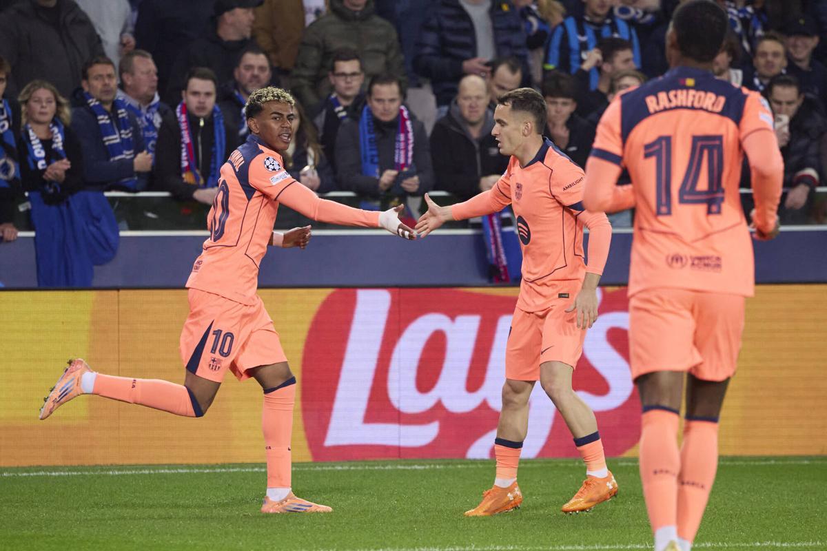 La mine Yamal y Marc Casadó se felicitan tras una jugada.