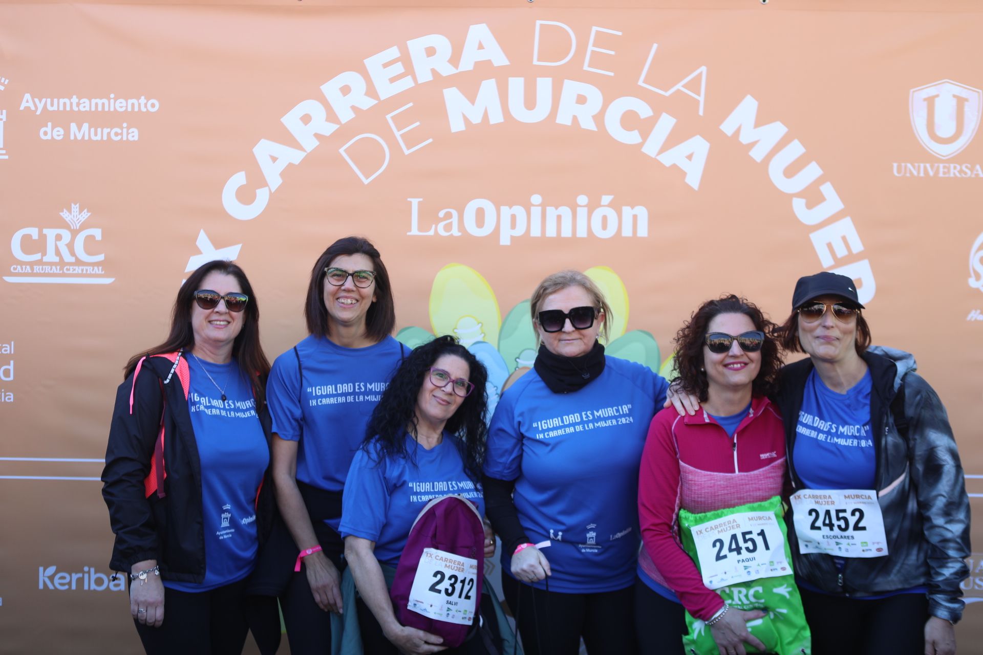 Las participantes posan en el photocall tras finalizar la Carrera de la mujer de Murcia