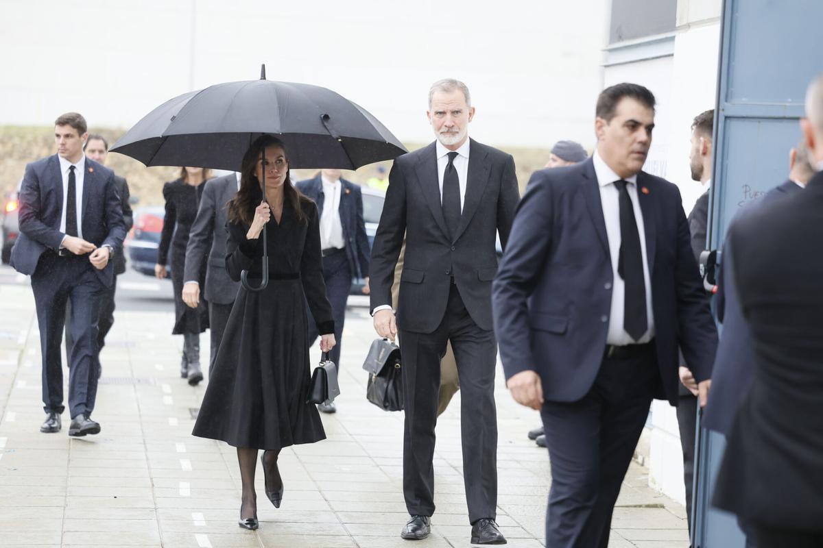 El rey Felipe y la reina Letizia a su llegada al funeral.