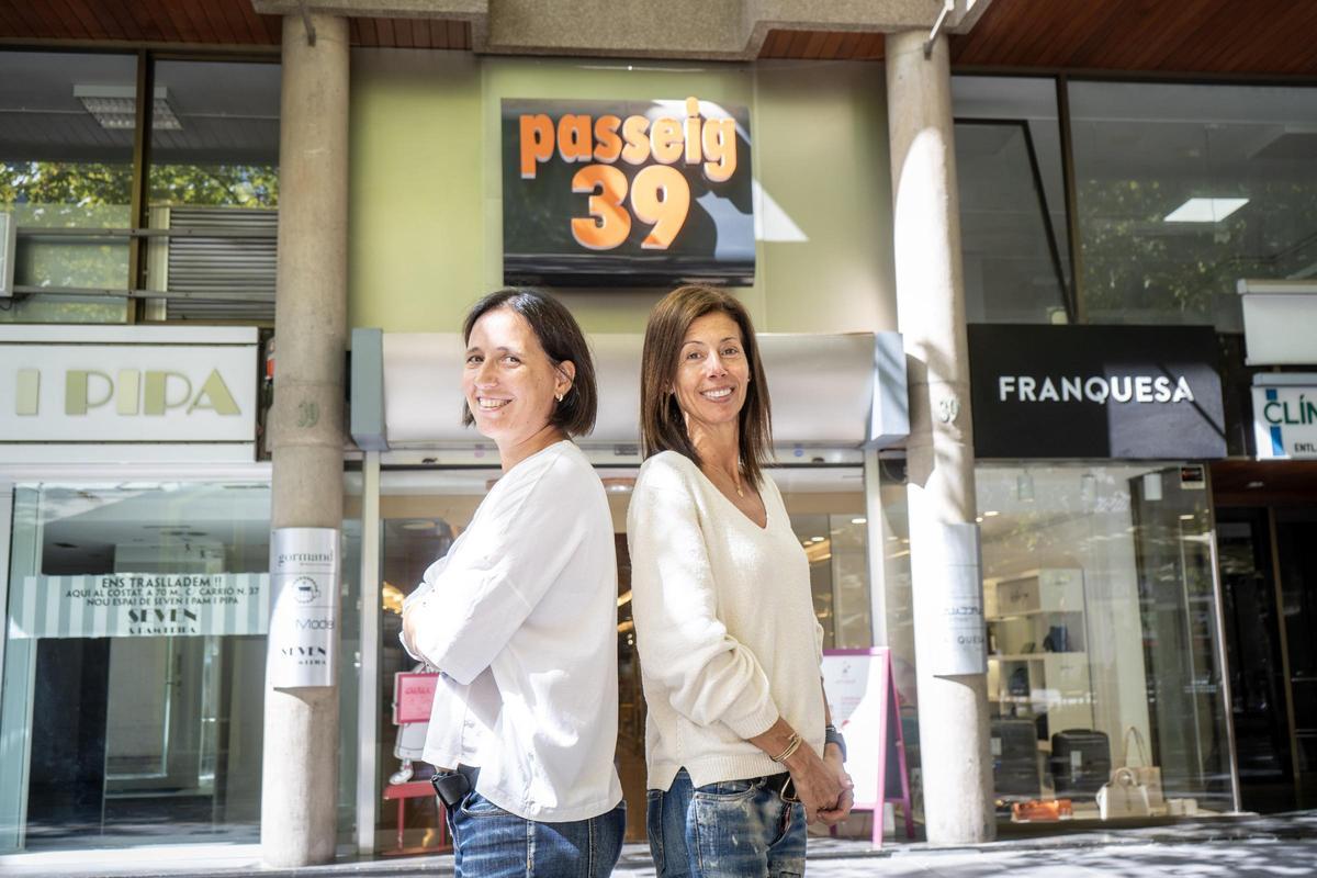 Gemma i Jacqueline, davant de les galeries comercials Passeig 39