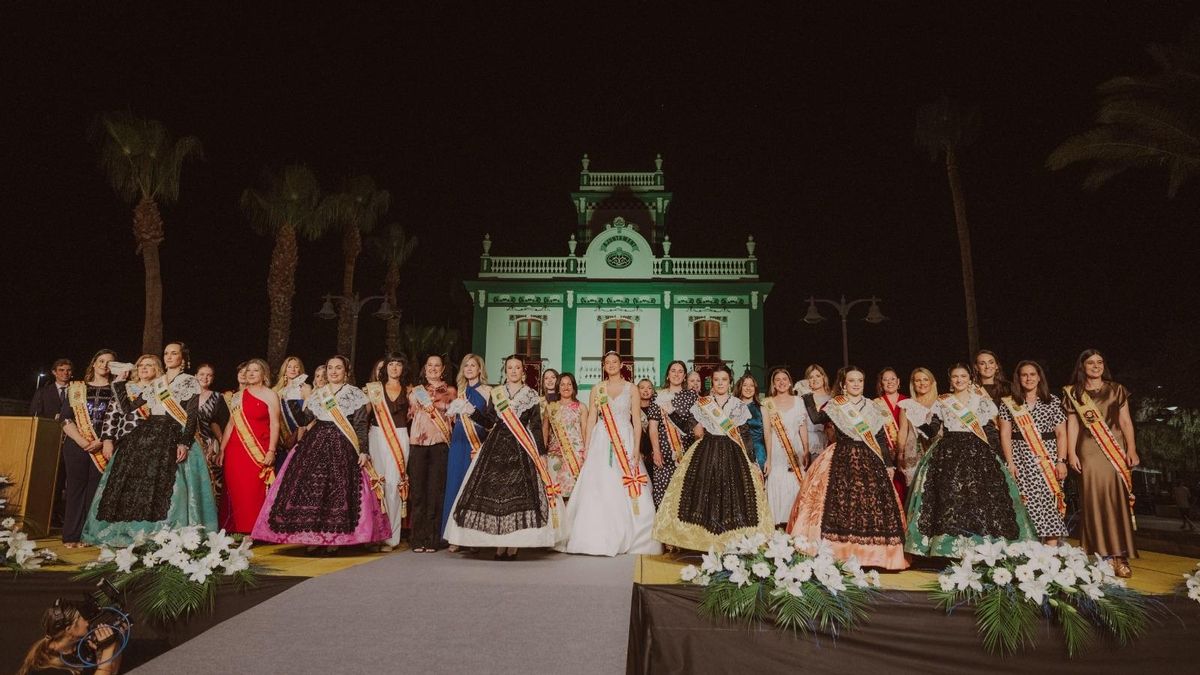 La reina de las fiestas de les Alqueries, Carla Borillo Zapata, y sus damas de honor, compartieron escenario con las reinas de las últimas cuatro décadas durante su presentación.