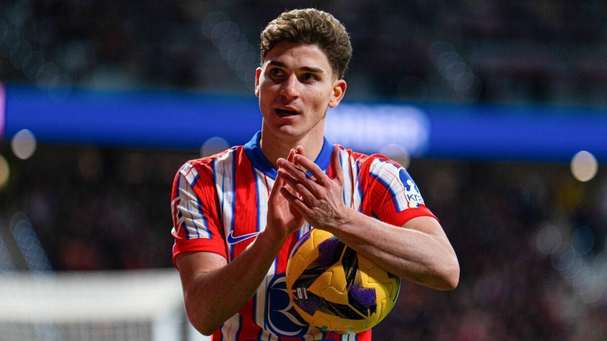 Julián Álvarez, aplaudiendo a la afición del Atlético de Madrid