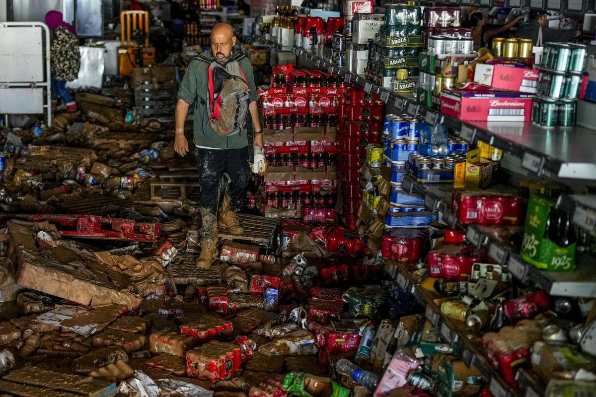 Por las inundaciones de la DANA, afectados buscan alimentos en ...