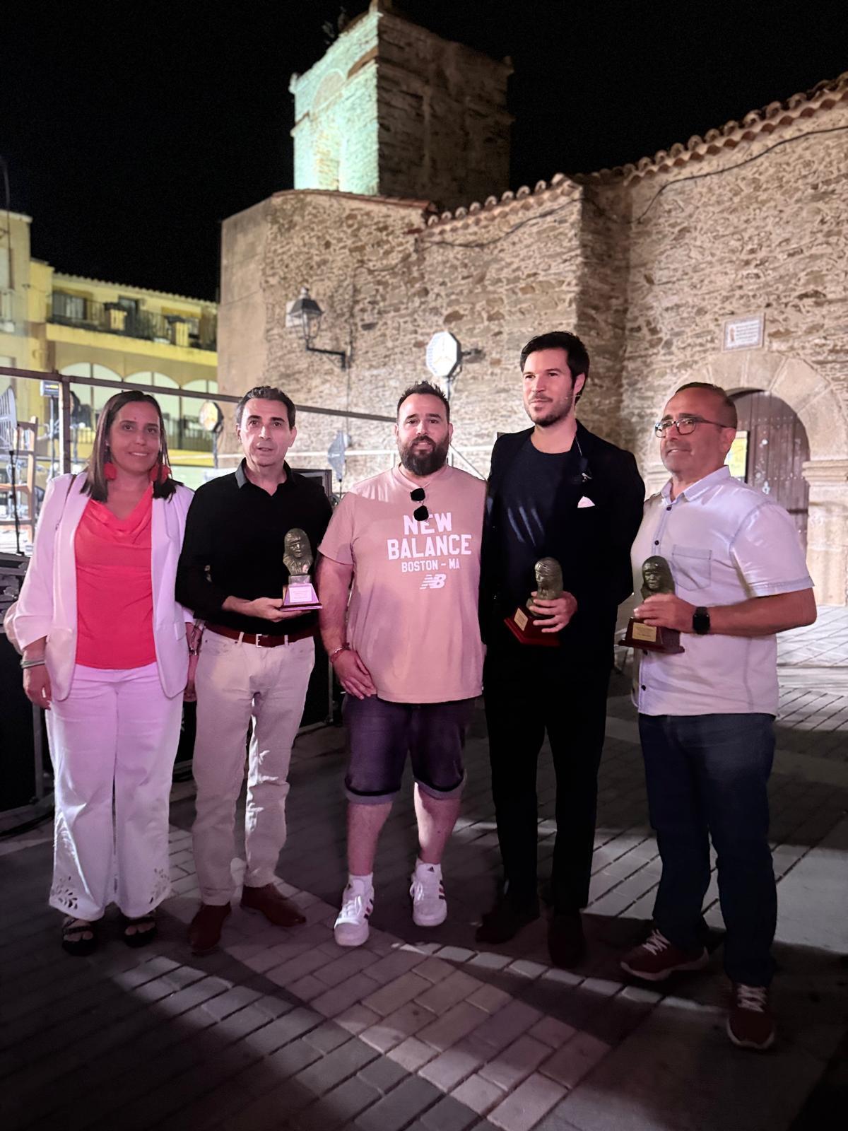 Montalvo, junto al alcalde de Portaje, dirigentes de la diputación y presidente de Adesval.
