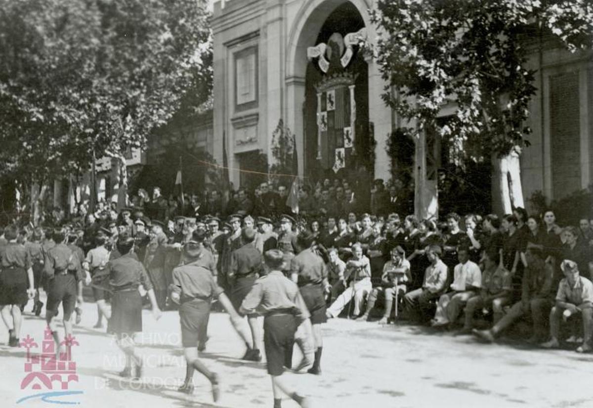 Desfile militar frente a la Pérgola durante el franquismo.