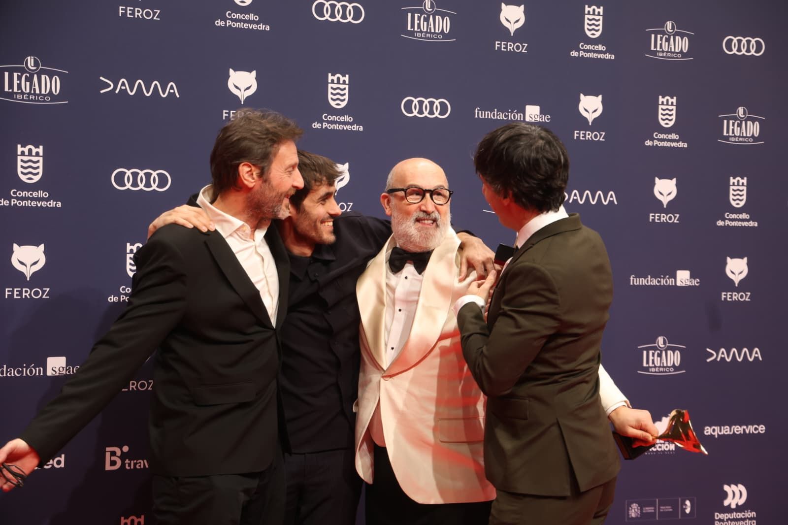 Javier Cámara posa con su premio Gustavo Santos (5)