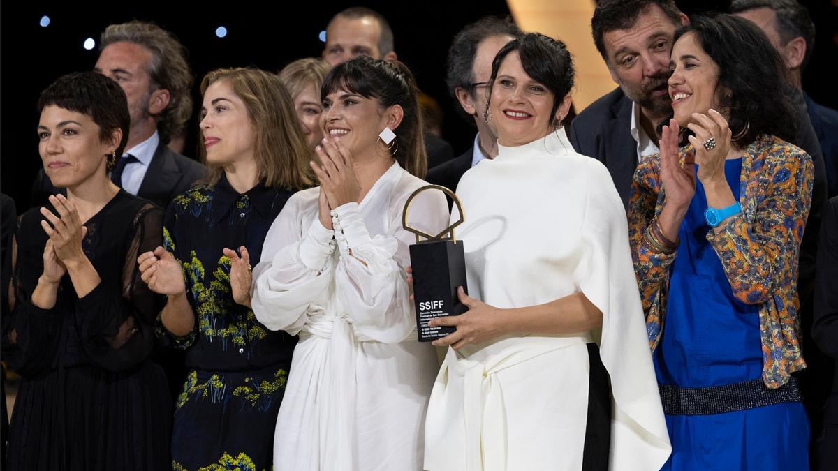 A actriz Janet Novás (esquerda) e a directora Jaione Camborda (dereita), no Festival de Cine de San Sebastián, coa Concha de Oro pola película “O Corno”.