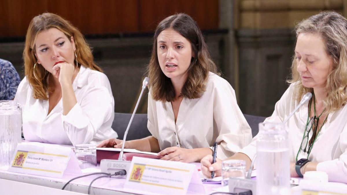 La ministra en funciones de Igualdad, Irene Montero, y varios miembros de su equipo durante la reunión del comité de crisis celebrada con motivo del repunte de asesinatos en agosto.