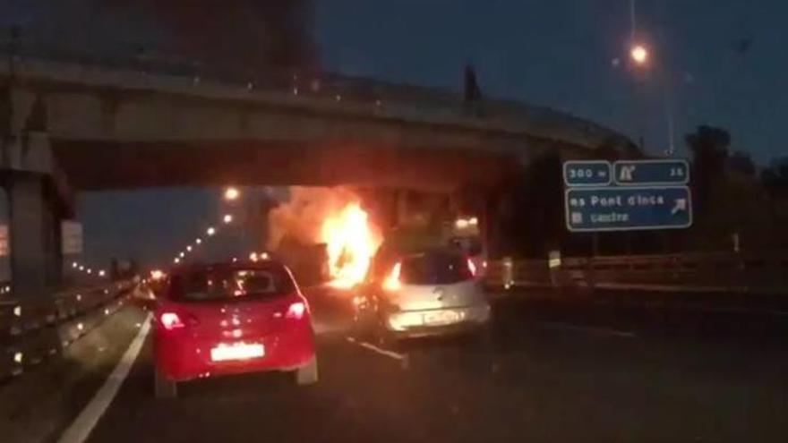 Stadtbus brennt auf Palmas Ringautobahn aus