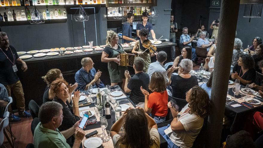 El folk de Clàudia García-Albea i Clara Colom inaugura l&#039;Hostal Càntut a la Fira Mediterrània