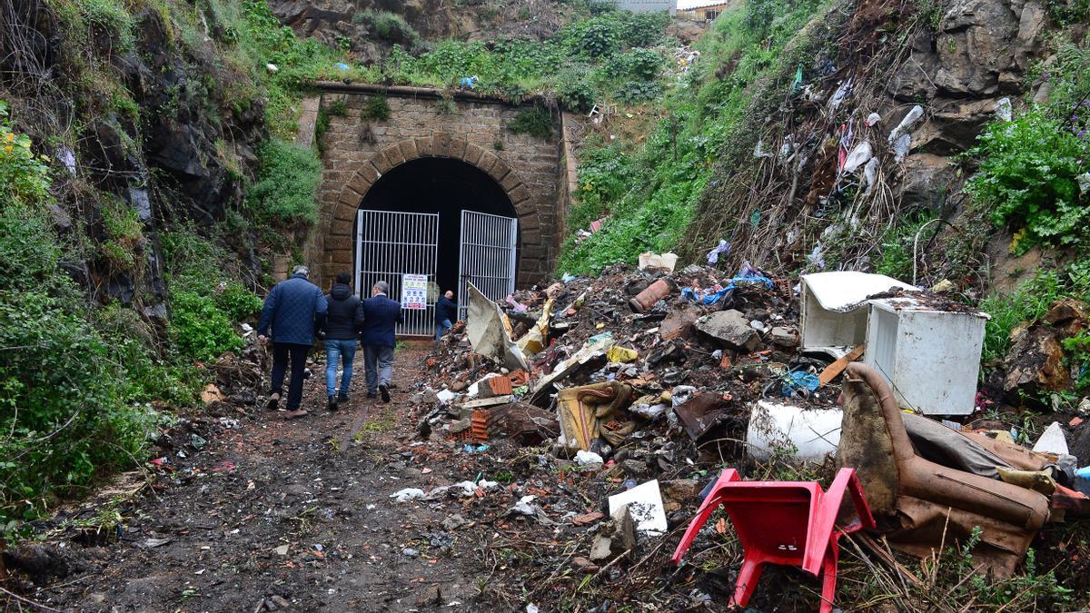 Basura acumulada actualmente junto al túnel de San Lázaro.