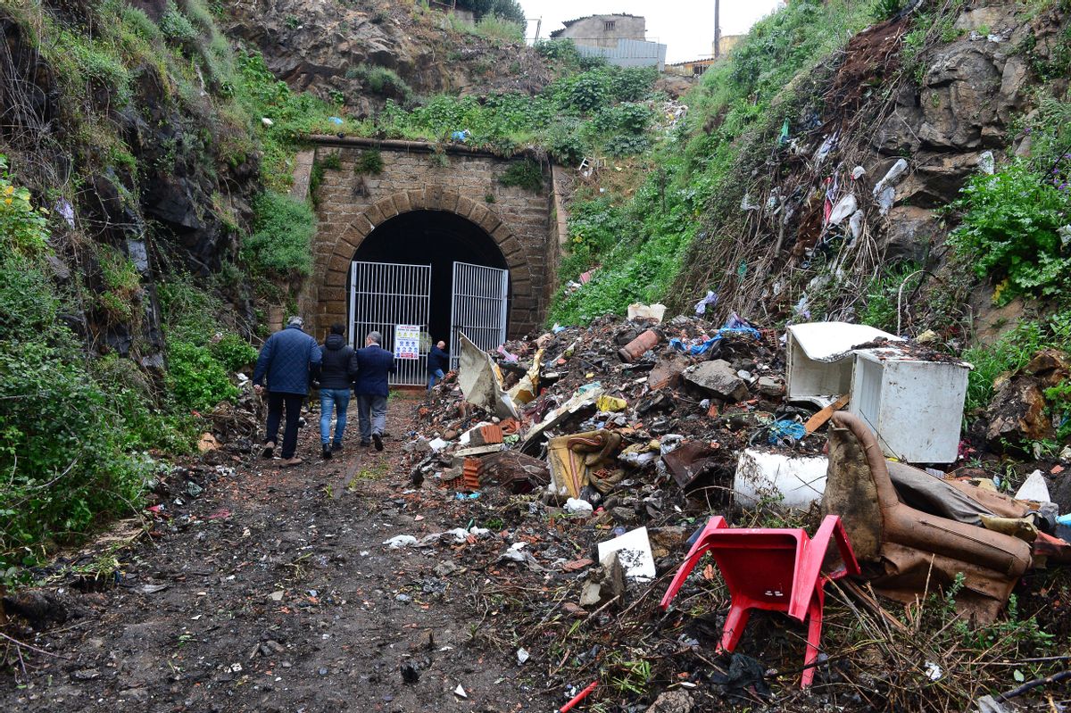 Basura acumulada actualmente junto al túnel de San Lázaro.