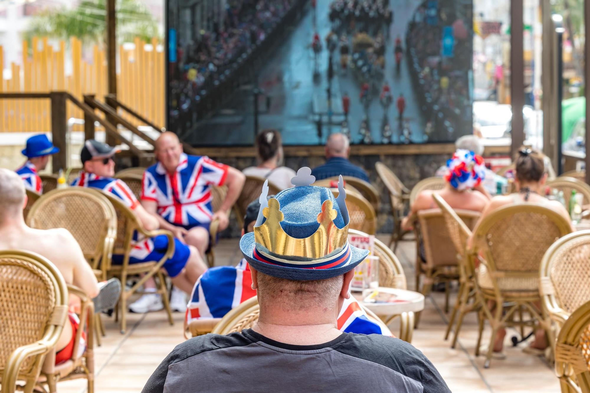 Las calles y terrazas de Benidorm llenas para celebrar la coronación de Carlos III