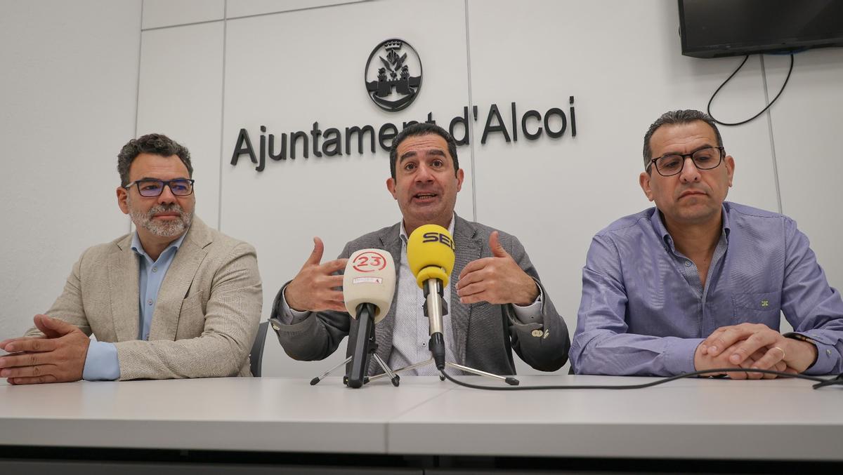 El alcalde explica el nuevo "Xatbot Fester" de Alcoy.