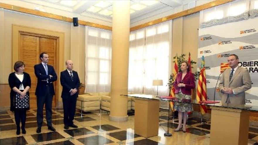 Alberto Fabra y Luisa Fernanda Rudi, ayer en la sede del Gobierno de Aragón en Zaragoza.