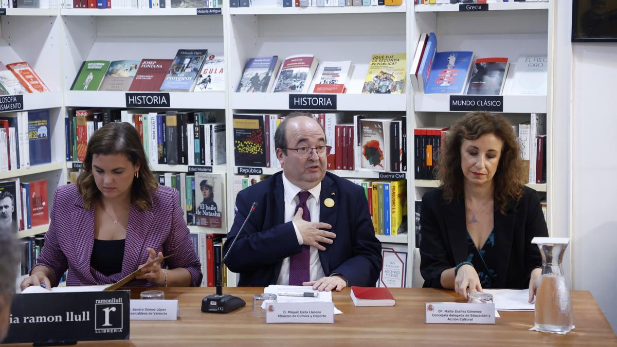 Sandra Gómez,  Miquel Iceta y Maite Ibánez, en la Lliberia Ramon Llull.