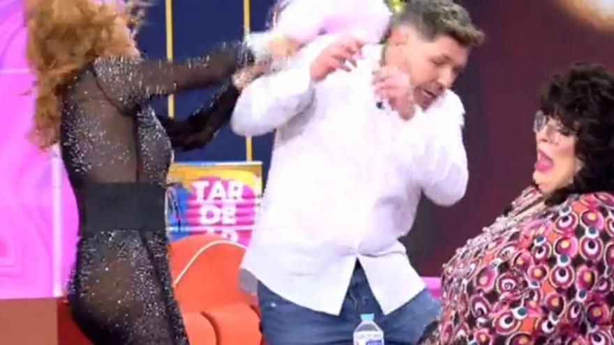 Una invitada no se contiene y se abalanza sobre el sobrino de Ana Rosa en pleno directo de &#039;TardeAR&#039;: «Que me pida perdón»