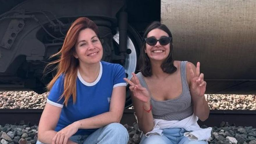 Ana Guerra y Leire Martínez, juntas en un tren durante el apagón