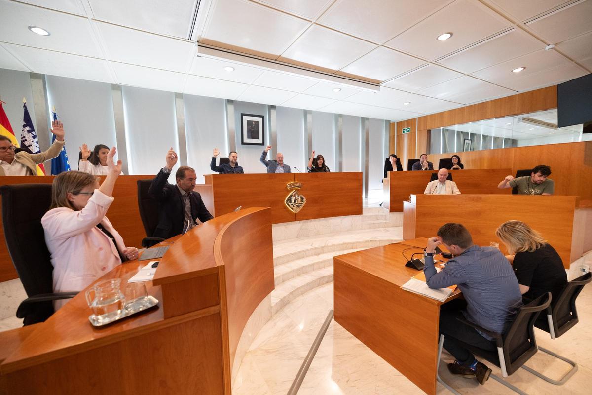 El PP vota a favor en el pleno de la aprobación definitiva de la tasa con el apoyo, a la derecha, del conseller de Unidas Podemos, Óscar Rodríguez.