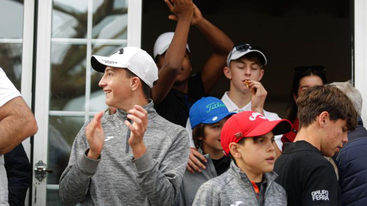 Jóvenes jugadores del Club de Golf Ibiza aplauden durante el sorteo