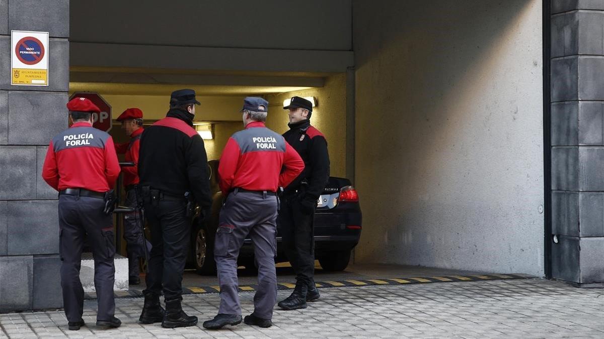 Agentes de la Policía Foral de Navarra vigilan la entrada del TSJN.