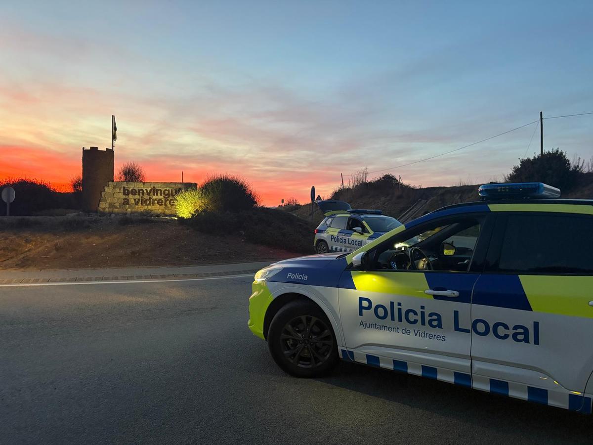 Dos vehicles de la policia local de Vidreres.