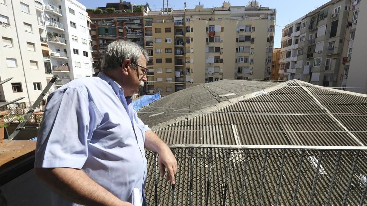 Miguel Moreno, representante de Macosa, observa la cubierta del antiguo Cine Borrell, objeto de desamiantado estos días