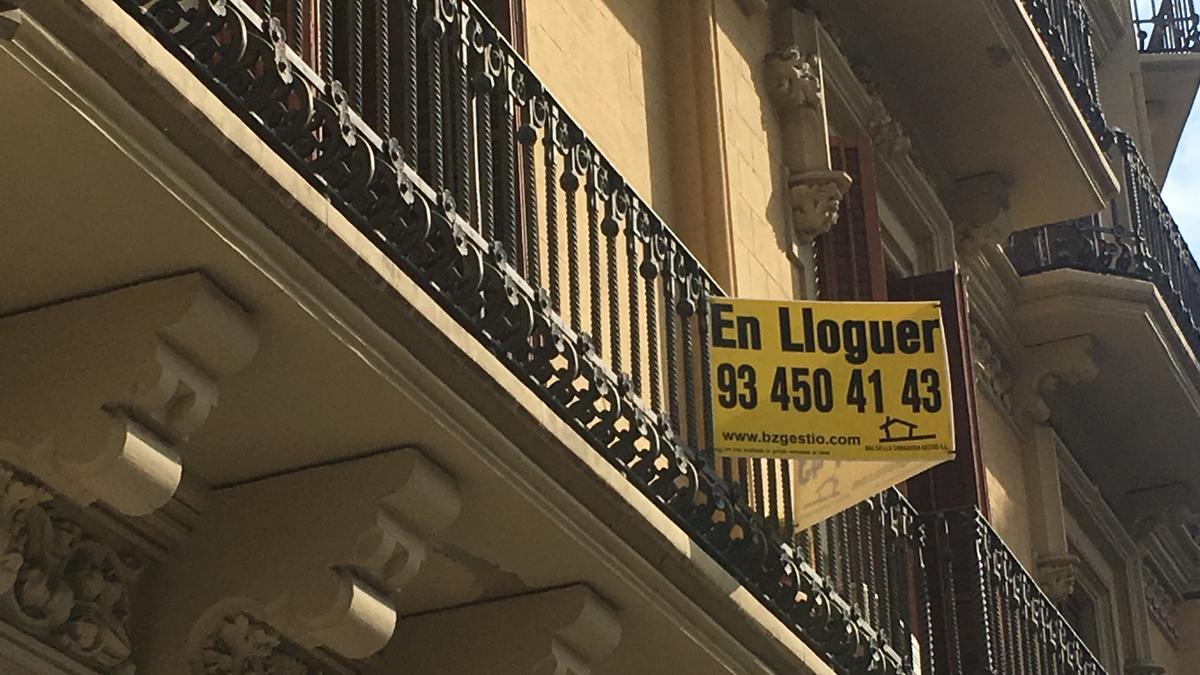 Cartel de un piso en alquiler en el Eixample, en Barcelona.