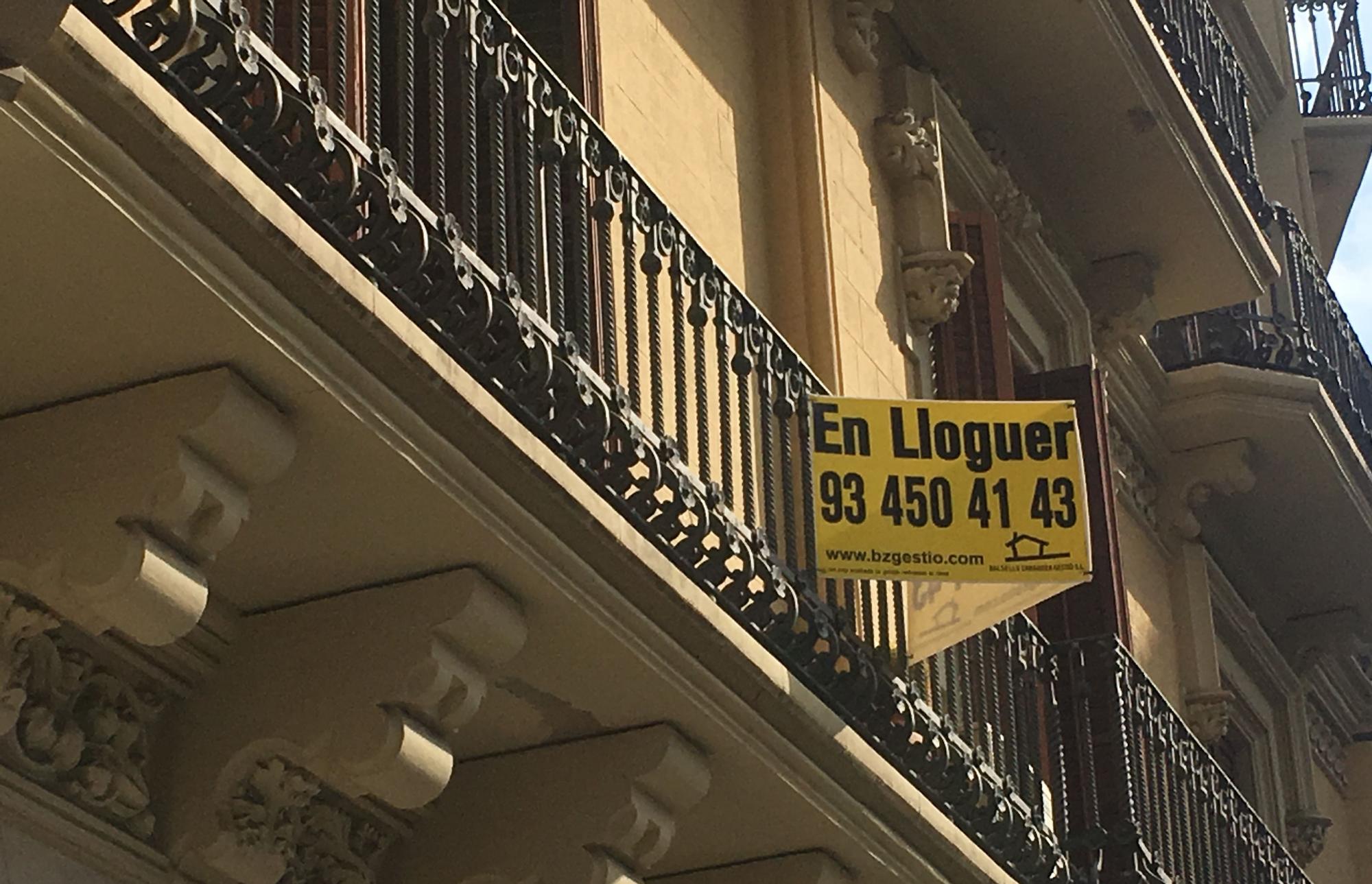 Cartel de un piso en alquiler en el Eixample, en Barcelona.