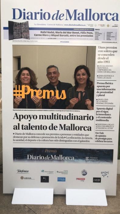 Las premiadas Macarena de Castro y Llucia Ramis con Alberto Fraile, director del Club Diario de Mallorca.