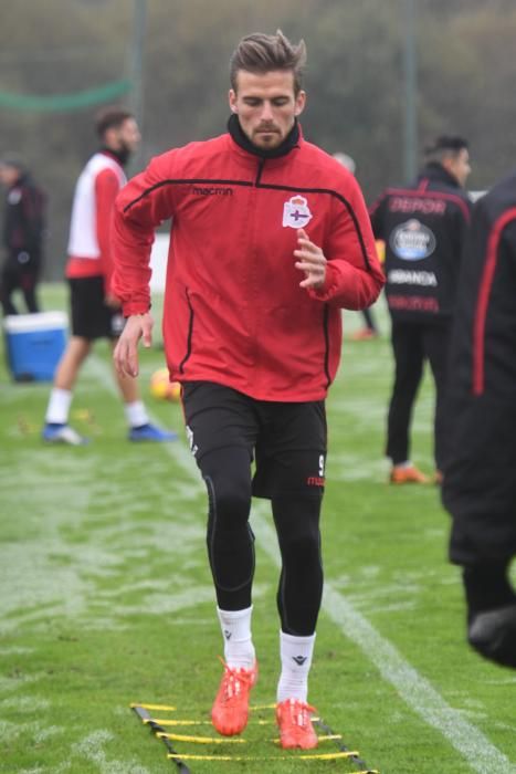 Natxo González dirigió un entrenamiento dividido en dos grupos para reforzar defensa y ataque. Los jugadores regresan mañana a Abegondo.