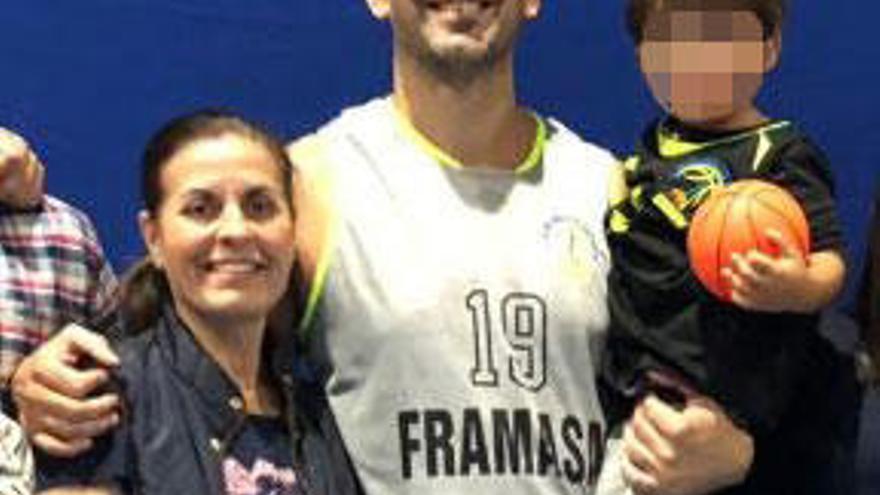 Francis Robles, con su familia, volvió a jugar tras su larga lesión.