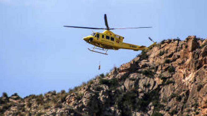 Bomberos rescatan en helicóptero a una mujer de 75 años herida en la Sierra de Albatera