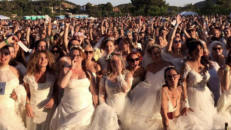 Petrer bate el Guinness de mujeres vestidas de novia al sumar 1.347