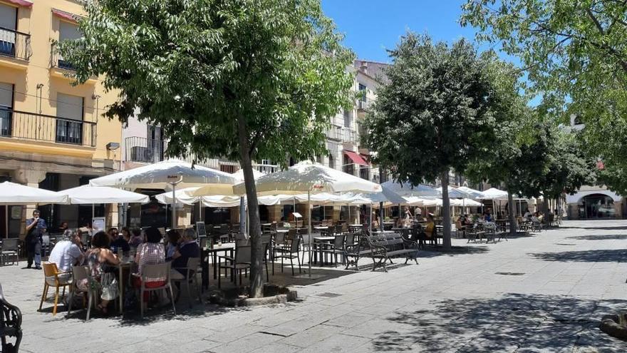 La Policía Local de Plasencia avisa del uso obligatorio de mascarillas en las terrazas