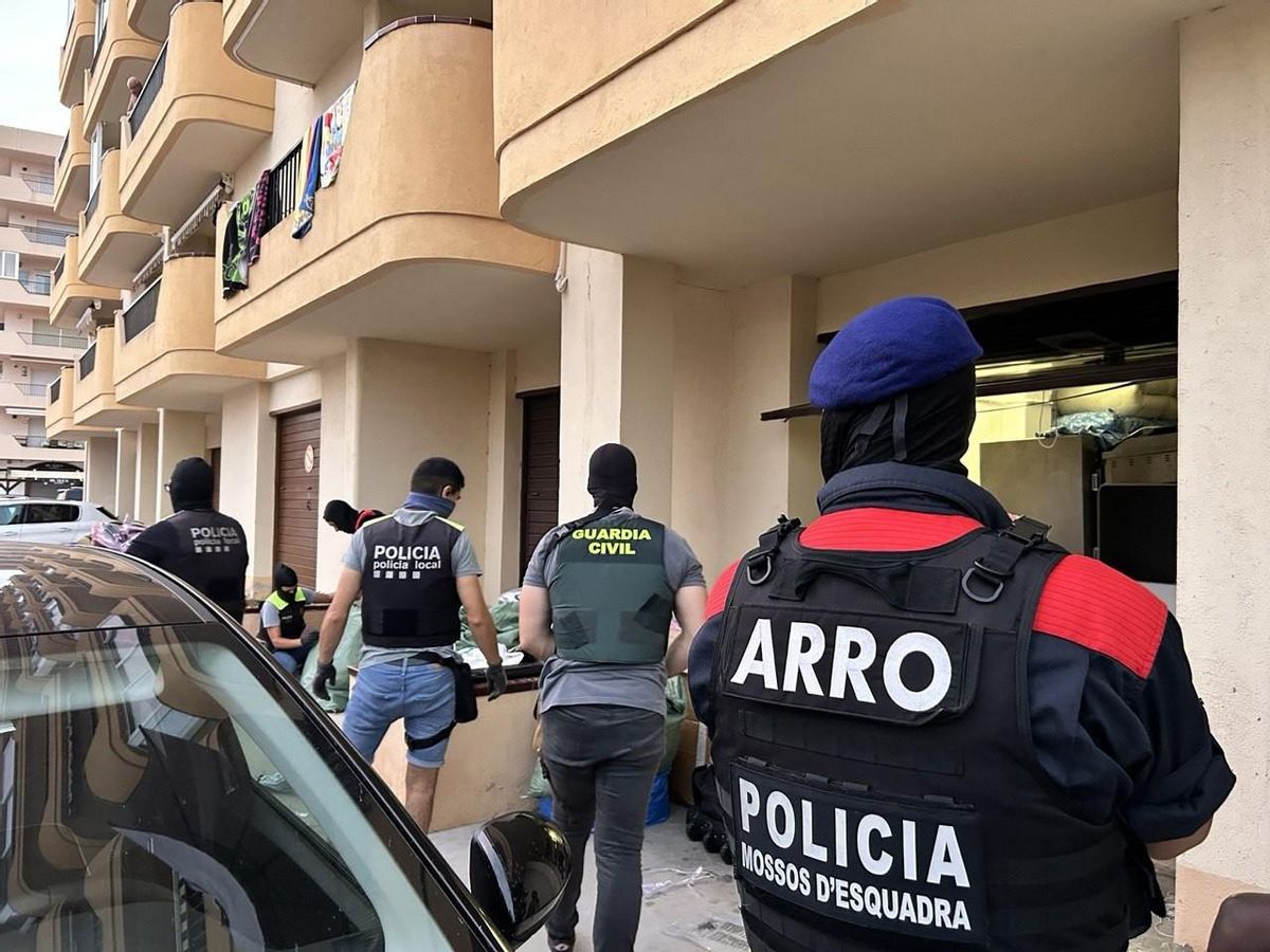 Catalunya intensifica l’ofensiva contra la venda ambulant il·legal Catalunya intensifica l’ofensiva contra la venda ambulant il·legal