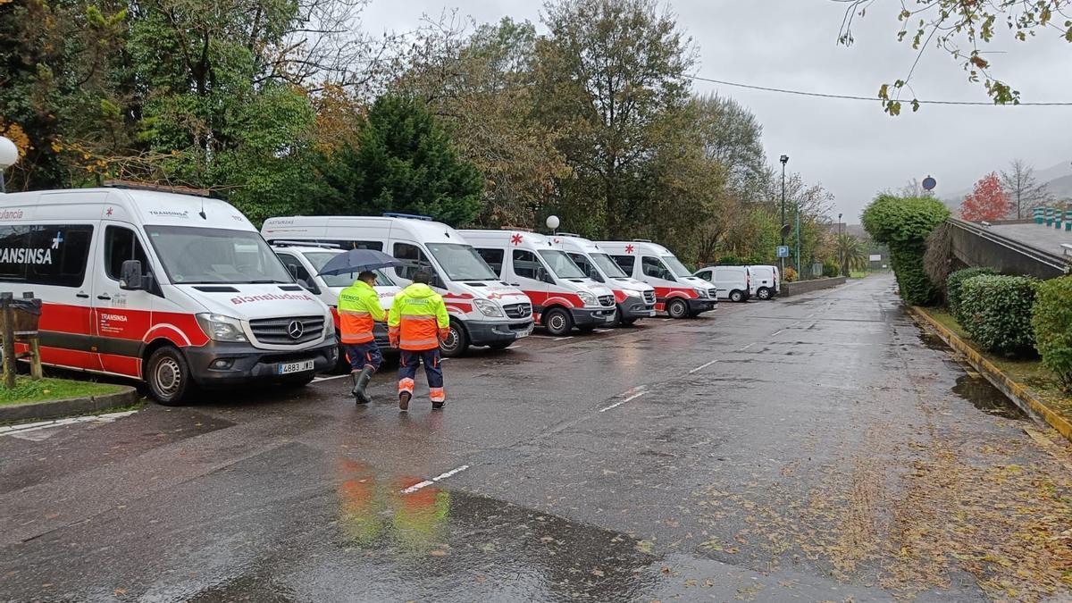 Ambulancias preparadas para la evacuación del hospital de Arriondas