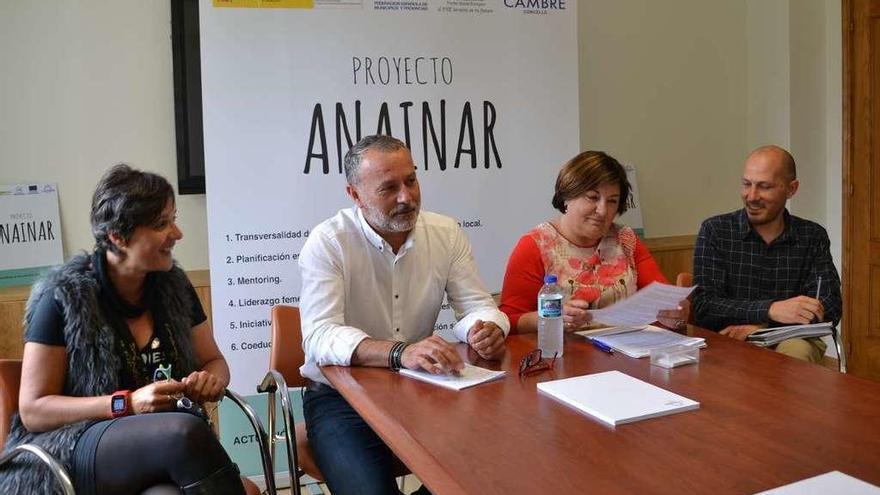 Técnicos municipales, el alcalde y la concejal de Igualdad, ayer, en la presentación del plan.