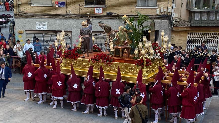 El paso ‘Jesús ante Caifás’, de la Cofradía del Perdón, sale del templo de San Antolín en Murcia en Lunes Santo.