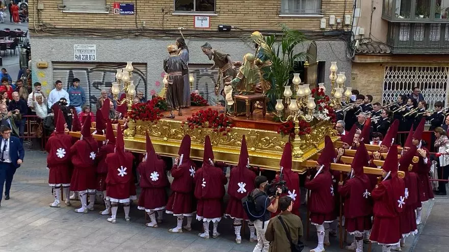 El paso ‘Jesús ante Caifás’, de la Cofradía del Perdón, sale del templo de San Antolín en Murcia en Lunes Santo.