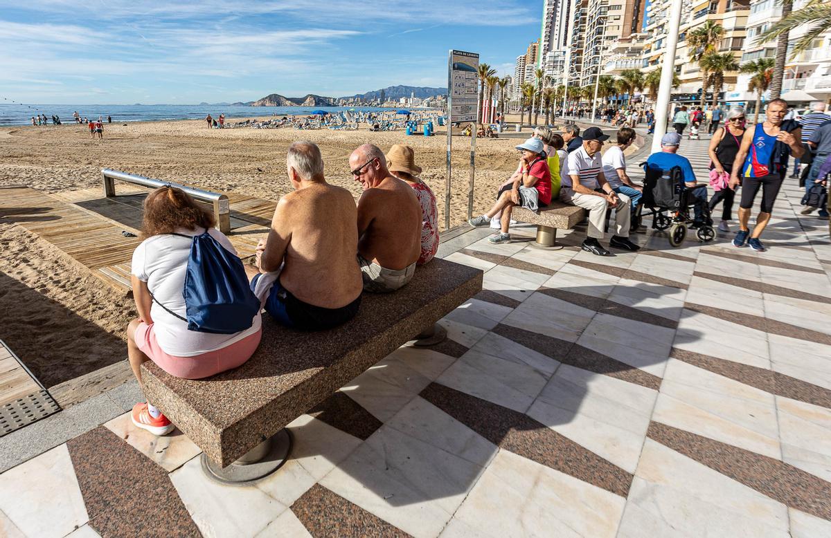 numerosos turistas disfrutan de un soleado Día de la Constitución en Benidorm